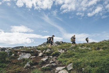 Norwegen, Lofoten, Junge Männer beim Wandern in Moskenesoy - GUSF00802