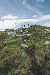 Norwegen, Lofoten, Junge Männer beim Wandern in Moskenesoy - GUSF00803