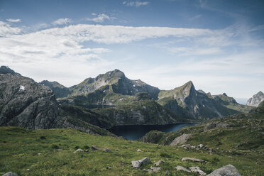 Norwegen, Lofoten, Moskenesoy, Fjerddalsvatnet, Tennesvatnet, Moldtinden, Hermannsdalstinden - GUSF00804