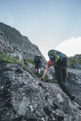 Norwegen, Lofoten, Moskenesoy, Junger Mann beim Wandern in den Bergen - GUSF00810