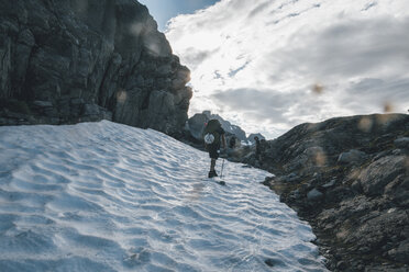 Norwegen, Lofoten, Moskenesoy, Junger Mann beim Wandern in den Bergen - GUSF00812