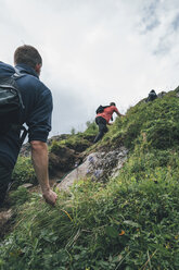 Norwegen, Lofoten, Moskenesoy, Junge Männer beim Besteigen des Hermannsdalstinden - GUSF00823