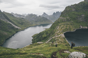 Norwegen, Lofoten, Moskenesoy, Gruppe junger Männer beim Wandern in Vinstad - GUSF00834