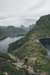 Norway, Lofoten, Moskenesoy, Group of young men hiking at Vinstad - GUSF00835