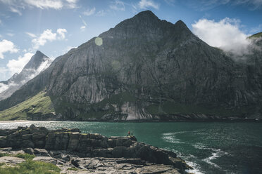 Norway, Lofoten, Moskenesoy, Young men camping at Horseid Beach - GUSF00859