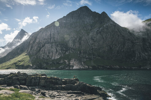 Norwegen, Lofoten, Moskenesoy, Junge Männer zelten am Horseid Beach - GUSF00859