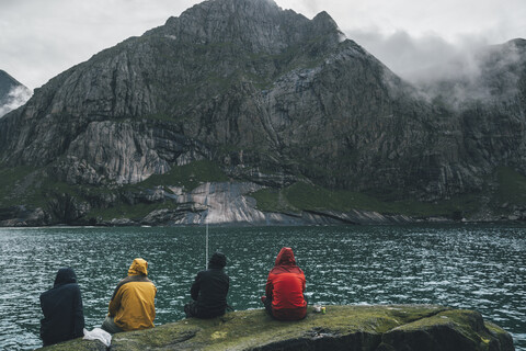 Norwegen, Lofoten, Moskenesoy, Junge Männer beim Angeln am Horseid Beach, lizenzfreies Stockfoto