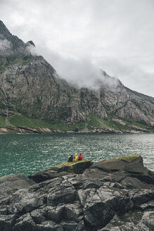 Norwegen, Lofoten, Moskenesoy, Junge Männer beim Angeln am Horseid Beach - GUSF00866