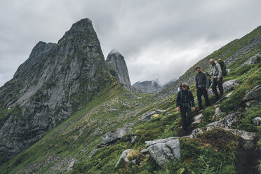 Norwegen, Lofoten, Moskenesoy, Junge Männer wandern auf dem Berg Markan - GUSF00869