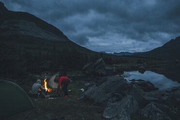 Norway, Lofoten, Moskenesoy, Young men camping at Selfjord - GUSF00870