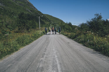 Norwegen, Lofoten, Moskenesoy, Junge Männer wandern auf dem Weg zum Selfjord - GUSF00876
