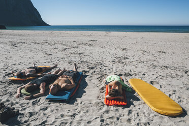 Norwegen, Lofoten, Moskenesoy, Freunde beim Sonnenbaden am Kvalvika Strand - GUSF00883