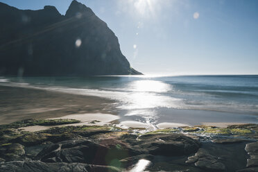 Norway, Lofoten, Fredvang, Kvalvika Beach, View of the beach with Kjerringa mountain - GUSF00884