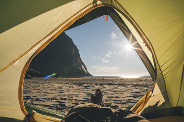 Norwegen, Lofoten, Moskenesoy, Füße eines Mannes, liegend in einem Zelt am Kvalvika Strand - GUSF00886