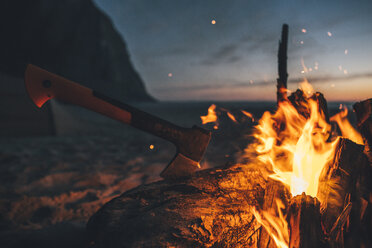 Norwegen, Lofoten, Moskenesoy, Lagerfeuer am Kvalvika Strand - GUSF00897