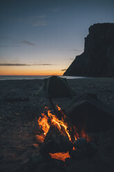 Norwegen, Lofoten, Moskenesoy, Lagerfeuer am Kvalvika Strand - GUSF00898