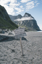 Norway, Lofoten, Moskenesoy, Sign at Kvalvika Beach - GUSF00900