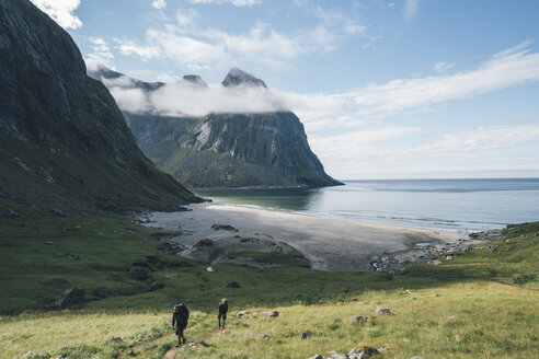 Norwegen, Lofoten, Moskenesoy, Junge Männer wandern am Kvalvika Strand - GUSF00901