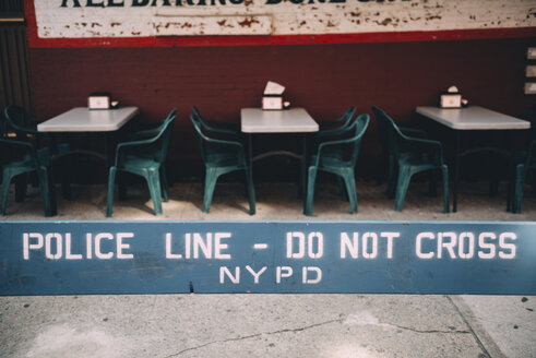 USA, New York, New York City, Poline Line, nicht kreuzen, leeres Straßenrestaurant im Hintergrund - GEMF01999