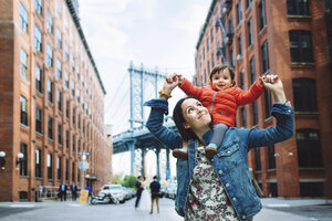 USA, New York, New York City, Mutter und Baby in Brooklyn mit der Manhattan Bridge im Hintergrund - GEMF02000