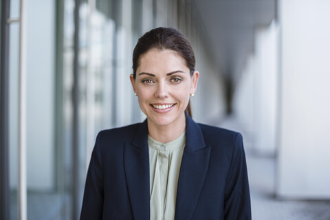 Porträt einer lächelnden Geschäftsfrau, lizenzfreies Stockfoto