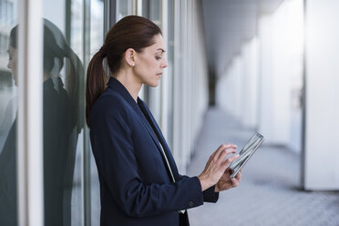 Businesswoman using tablet outdoors - DIGF04301