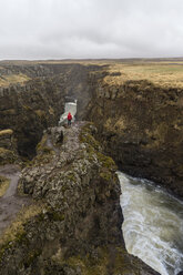 Island, nördlich von Island, Wanderer auf dem Weg zur Schlucht - AFVF00527