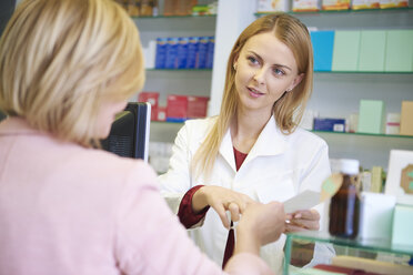 Porträt eines Apothekers, der eine Frau in der Apotheke berät - ABIF00393