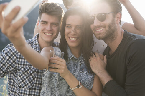 Junge erwachsene Freunde machen ein Selfie auf einer Dachterrassenparty - ISF02210