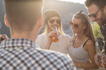 Erwachsene Freunde feiern mit Flaschenbier auf der Dachterrasse - ISF02216