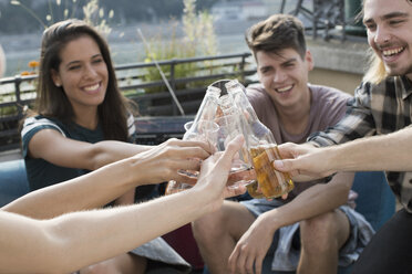 Erwachsene Freunde stoßen auf einer Dachterrassenparty an, Budapest, Ungarn - ISF02224