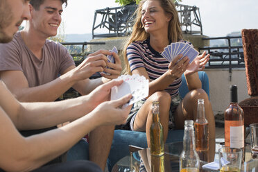 Erwachsene Freunde spielen Kartenspiele auf einer Dachterrassenparty - ISF02232
