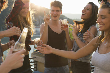 Erwachsene Freunde beim Feiern auf einer Dachterrasse am Wasser, Budapest, Ungarn - ISF02233