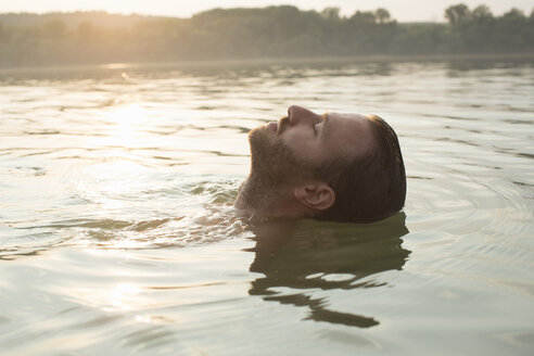 Mann entspannt sich, schwimmt im Fluss - ISF02280