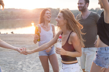 Eine Gruppe von Freunden trinkt und genießt eine Strandparty - ISF02285