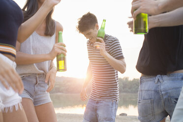 Eine Gruppe von Freunden trinkt und genießt eine Strandparty - ISF02287