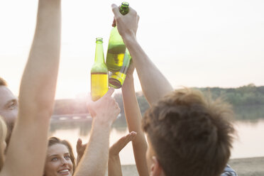 Eine Gruppe von Freunden trinkt und genießt eine Strandparty - ISF02289