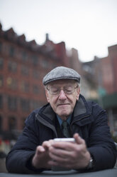 Älterer Mann schreibt SMS, Manhattan, New York, USA - ISF02304