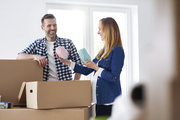 Ehepaar zieht in eine neue Wohnung und packt Kartons - ABIF00426