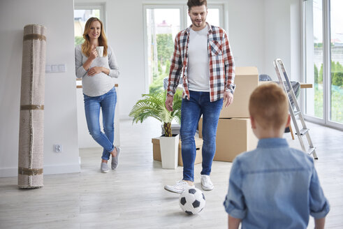 Familie spielt Fußball in neuer Wohnung - ABIF00461