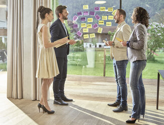 Colleagues discussing with sticky notes at the window - CVF00566