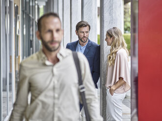 Geschäftsleute im Gespräch vor einem Bürogebäude - CVF00571