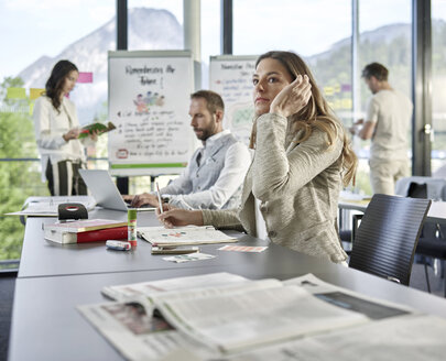 Business people having a workshop - CVF00576