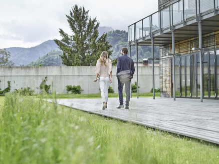 Business people walking outside office building - CVF00579