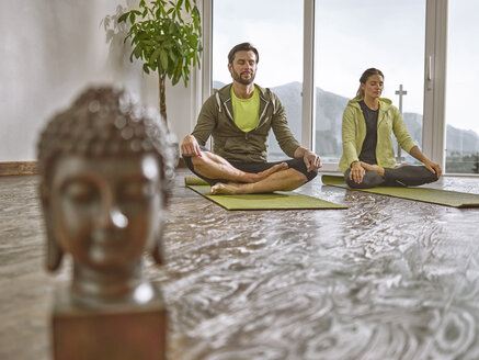 Paar übt Yoga in einem Raum mit Panoramafenster - CVF00597