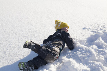 Junger Junge, der im Schnee herumalbert - ISF02428