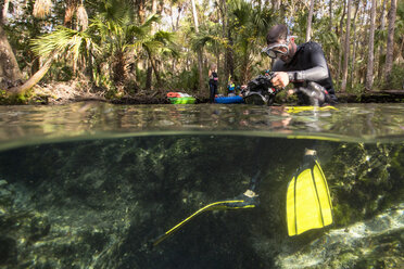 Mann bereitet Unterwasserkamera vor - ISF02462