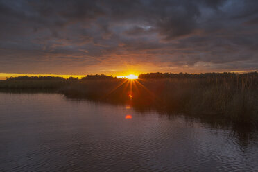 Sonnenaufgang über dem Halls River, Homosassa, Florida, USA - ISF02466