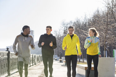 Freunde laufen auf der Promenade in der Stadt - WPEF00302