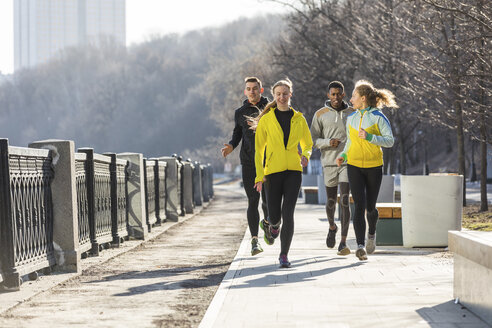 Freunde laufen auf der Promenade in der Stadt - WPEF00303